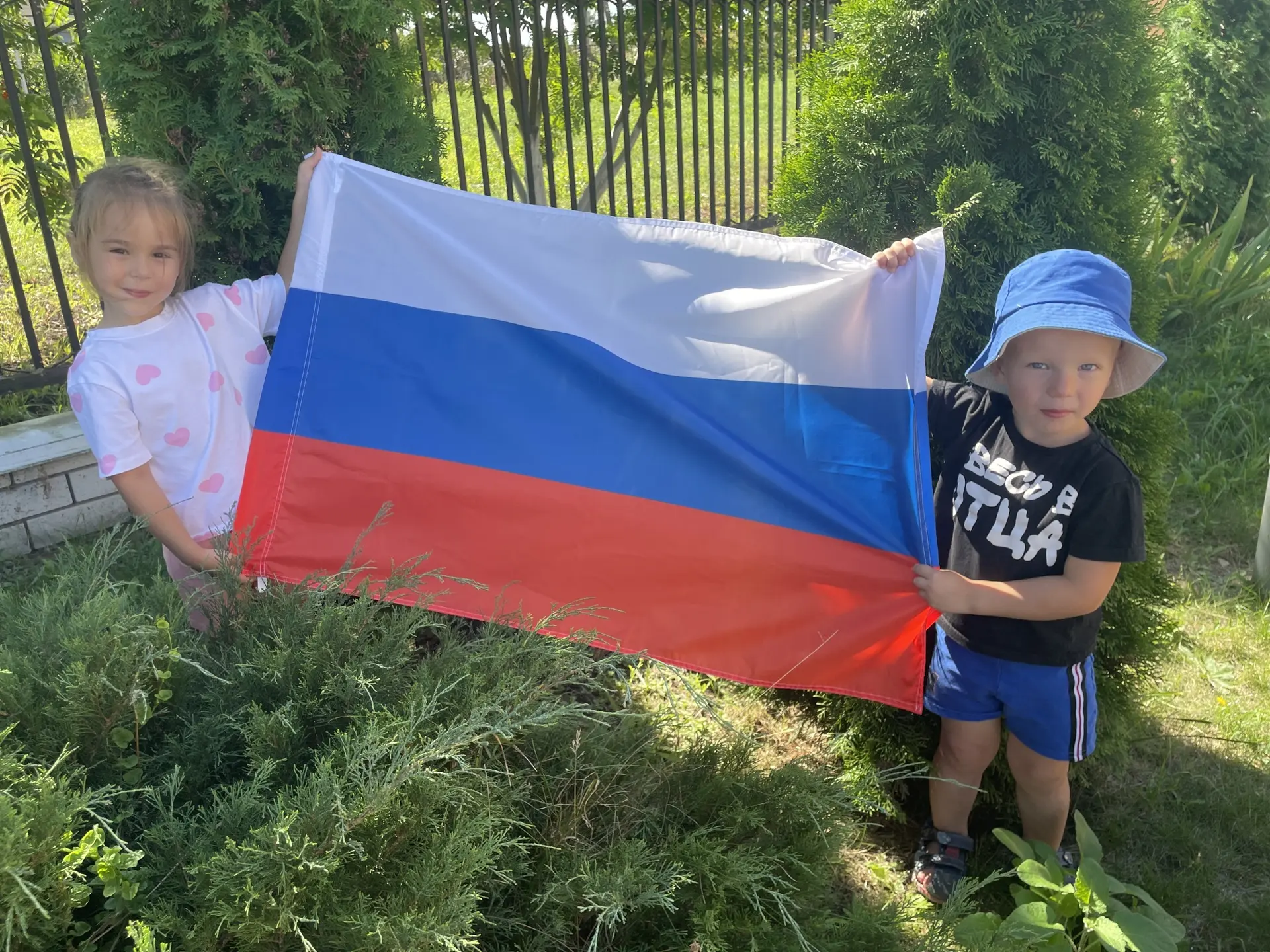 🇷🇺Наши воспитанники Семынина Теона и Савелий присоединились к Всероссийской акции «Цв...