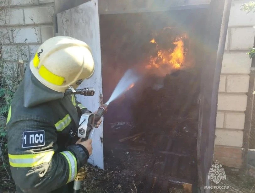 🔥Огнеборцы ликвидируют пожар по повышенному номеру вызова