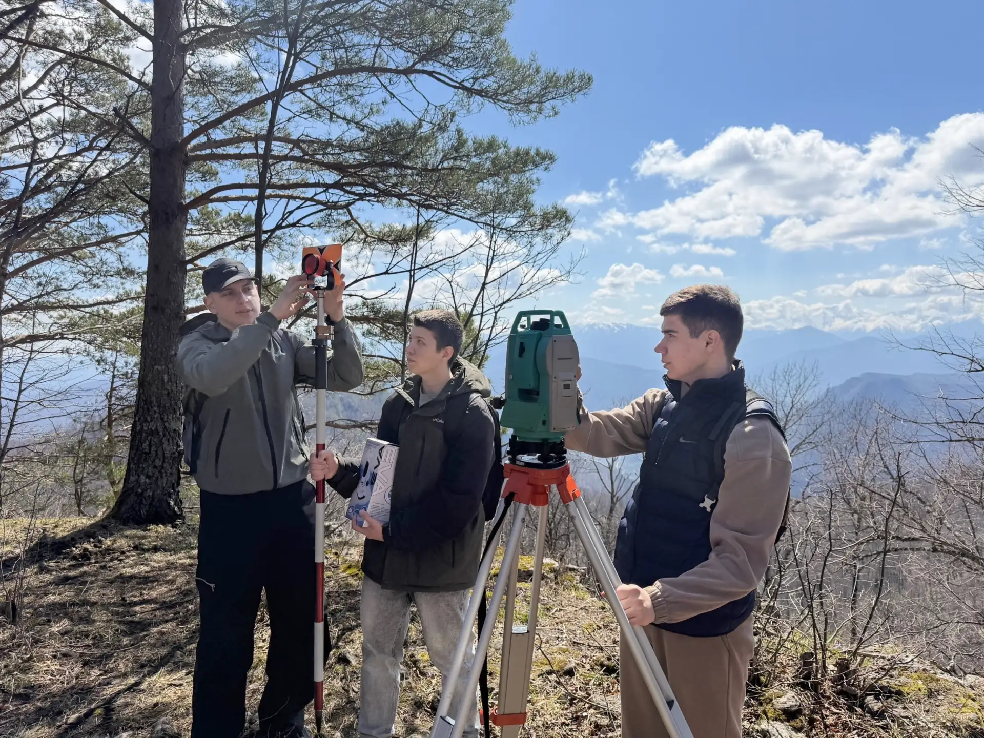 Будущие инженеры — в деле ⛰️ 📐  Студенты направления «Землеустройство и кадастры» вместе с доцентом 