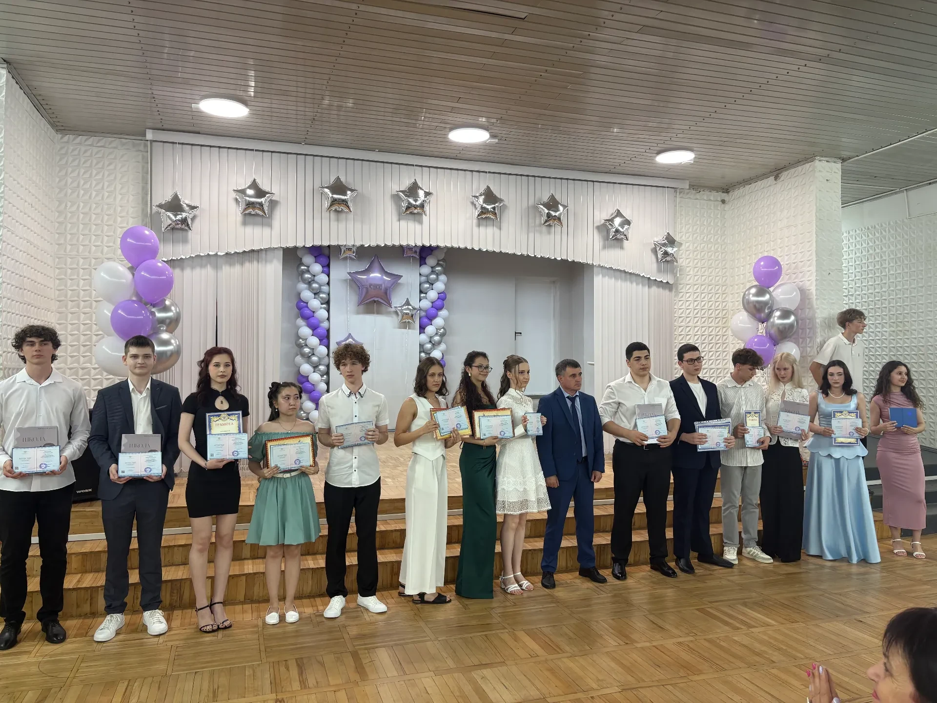 🎓 Выпускной 2026: Точка отсчёта во взрослую жизнь!

27 июня в нашей школе прошло одно из самых знач