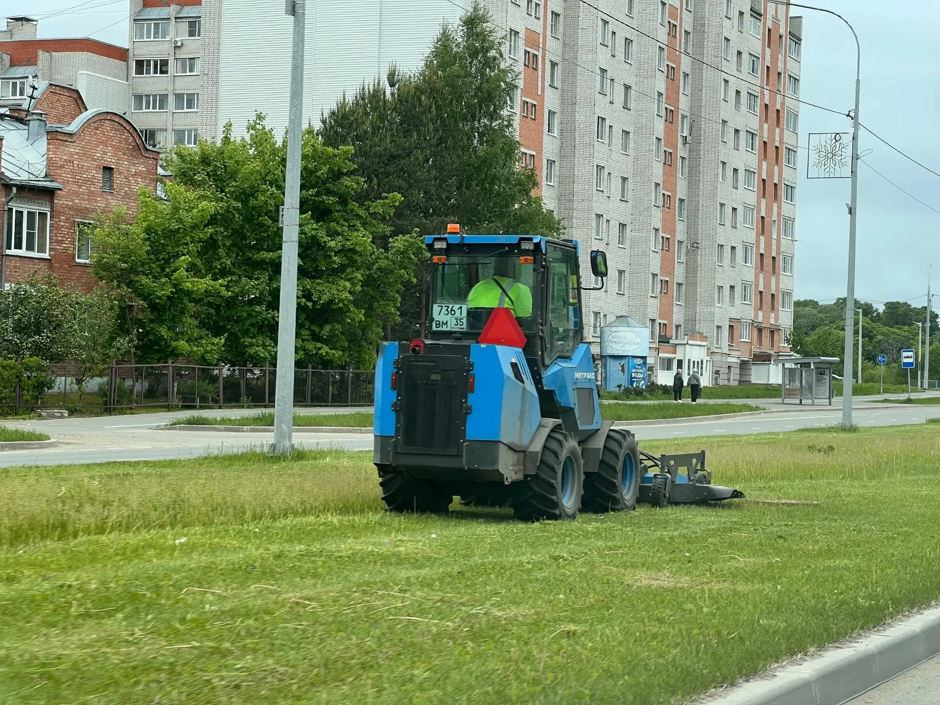 На улице Поэта Романова работает интересный трактор-газонокосильщик. Едет аккуратненько, косит ровне