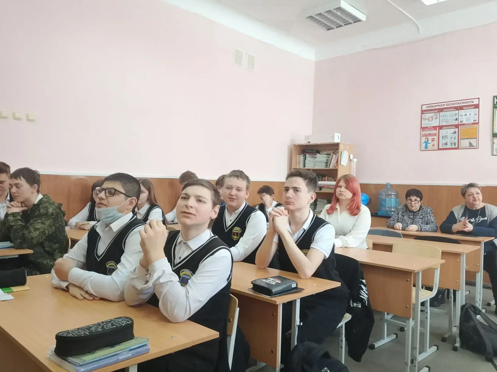 20 февраля в 8б прошел классный час "Есть такая профессия - Родину защищать",. в ходе которого ребят