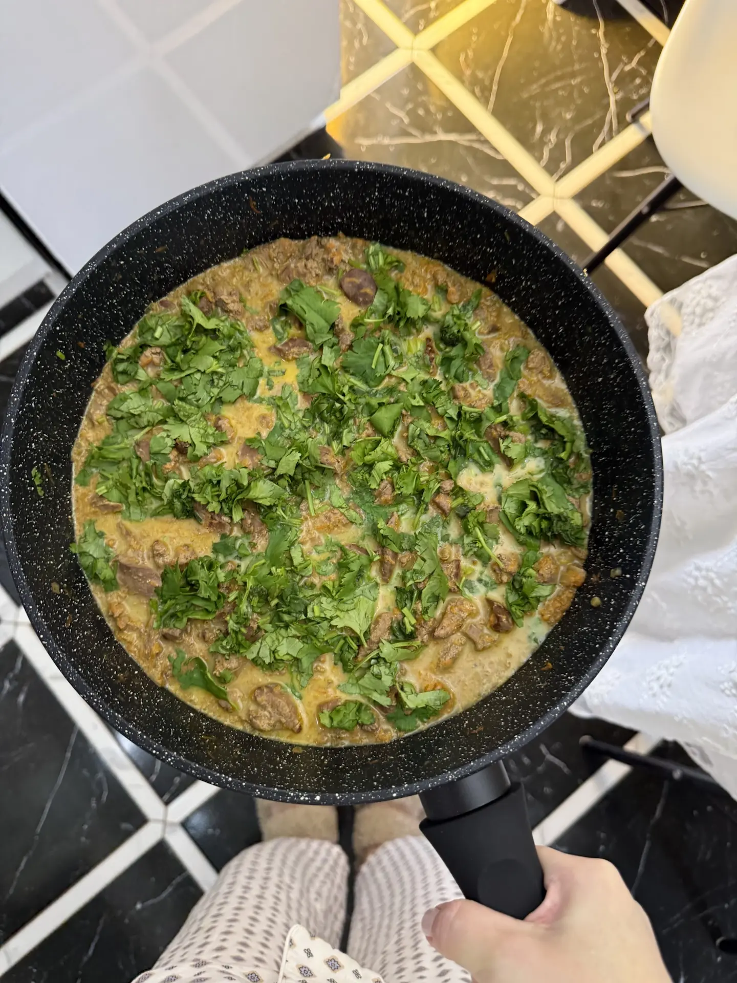 Куриная печень в сметане👌

печень куриная-700 гр
лук-1 шт
морковь- 1 шт
сметана-200г
вода-200 мл
со