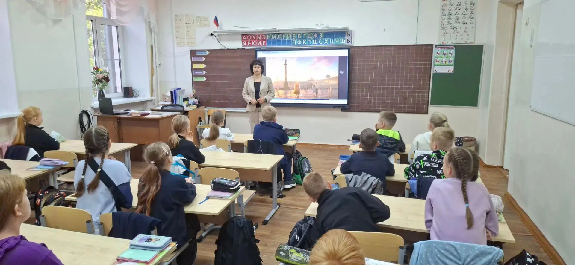 🇷🇺 Новая учебная неделя в нашей школе традиционно началась с торжественной линейки, в...