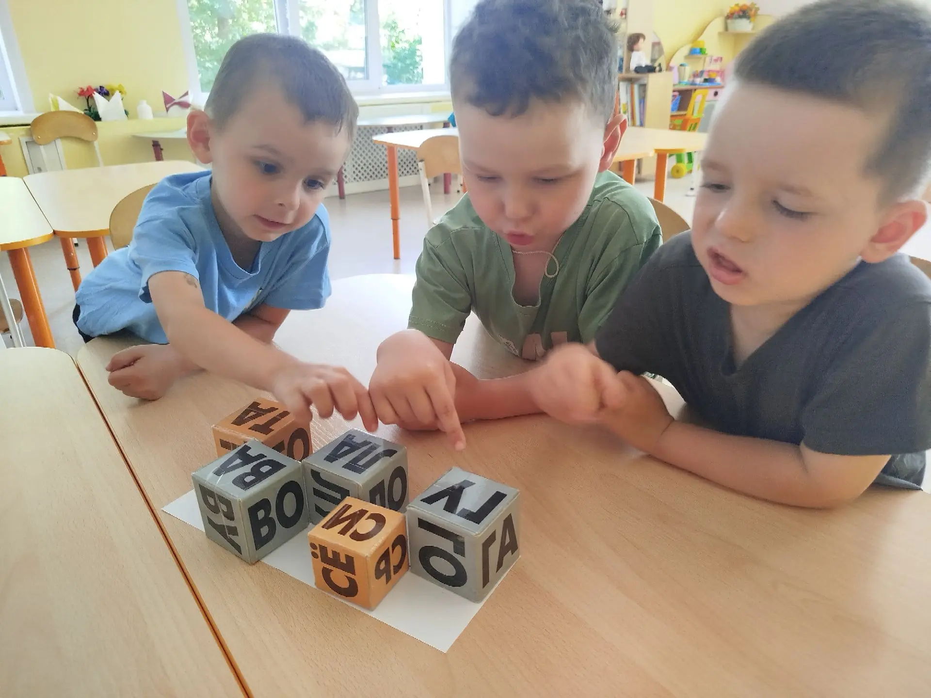 В детском саду № 88 продолжает работу любимый детьми кружок «Кубики Зайцева»!

Яркие кубики, весёлые