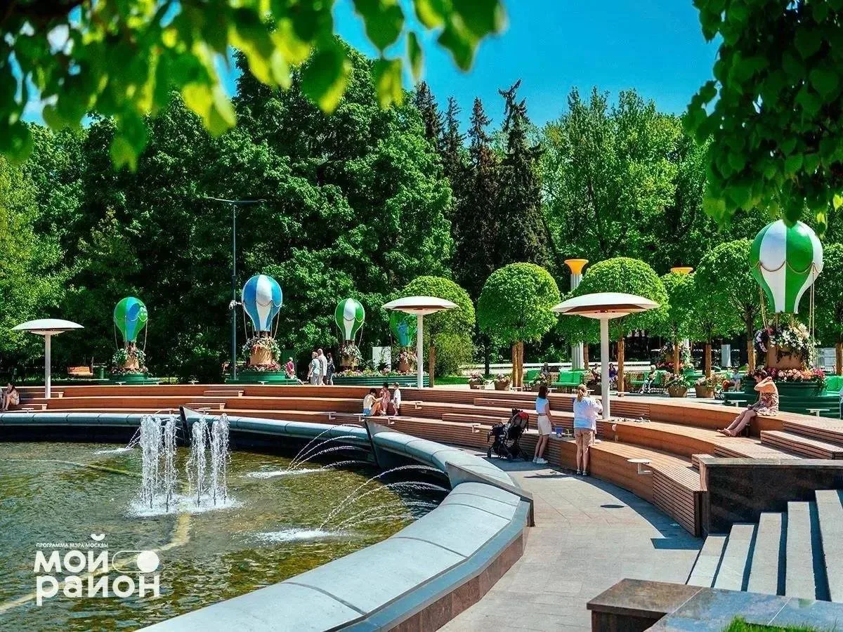 Обновлённый парк «Сокольники»
После реконструкции главный вход — легендарная ажурная колоннада — вно