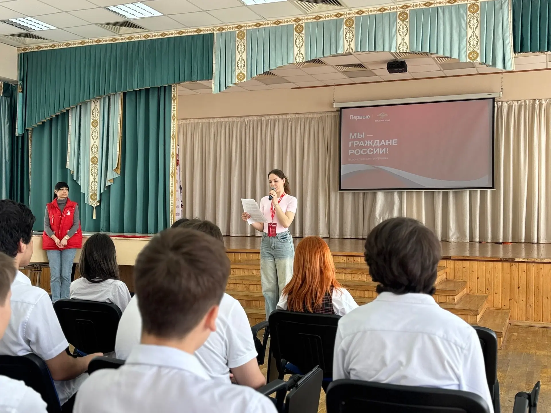 🚀 В нашей школе прошло торжественное вручение обложек ко Дню космонавтики  В рамках Всероссийского п
