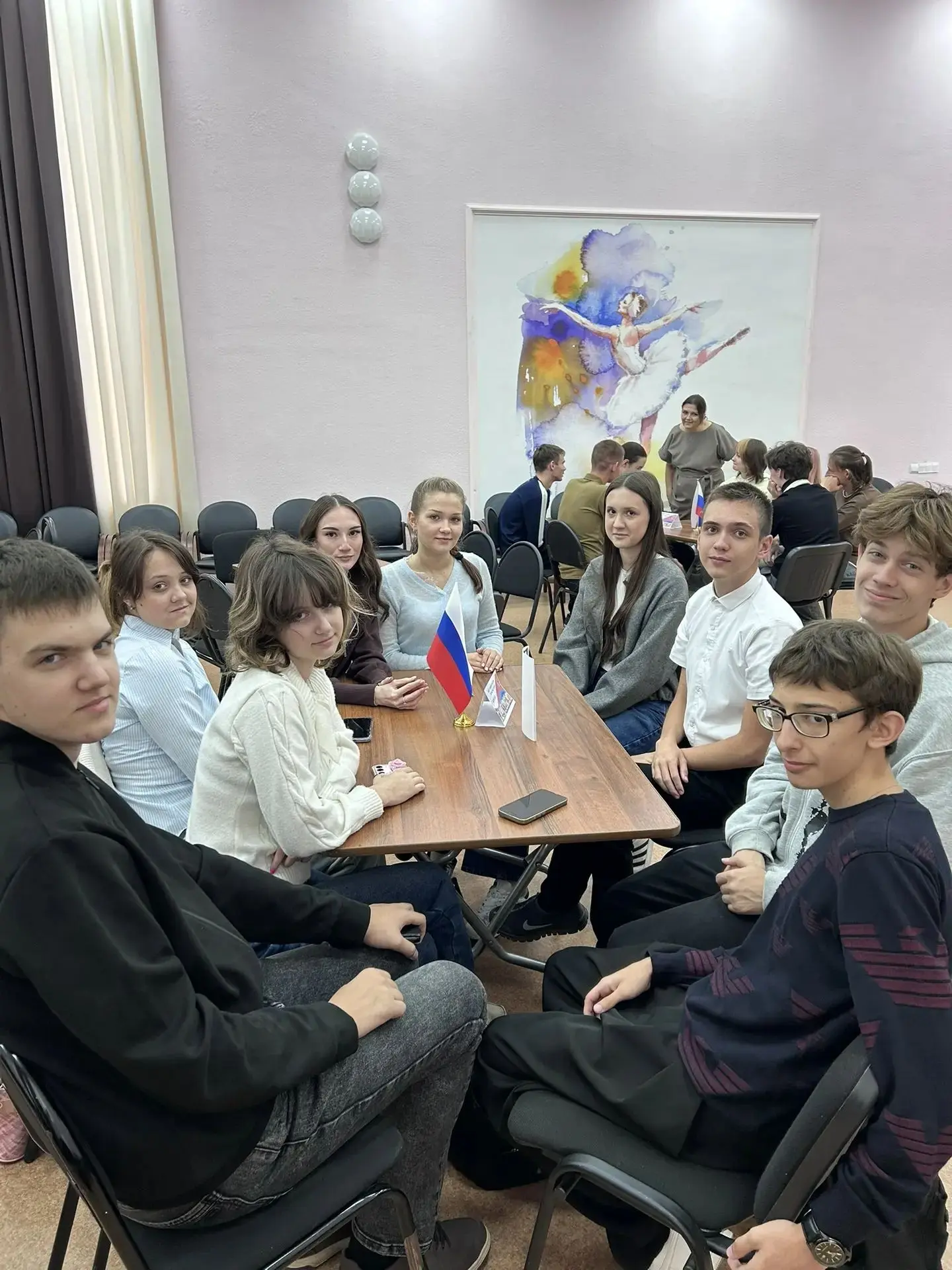 🎉 Ученики 10 класса нашей школы приняли участие в интеллектуальном квизе «Говорит Росс...