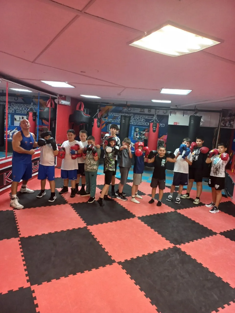 Всем боксёрского вечера 🥊 тренируйтесь вместе с нами с тренером Аршаком Акопяном 💪
