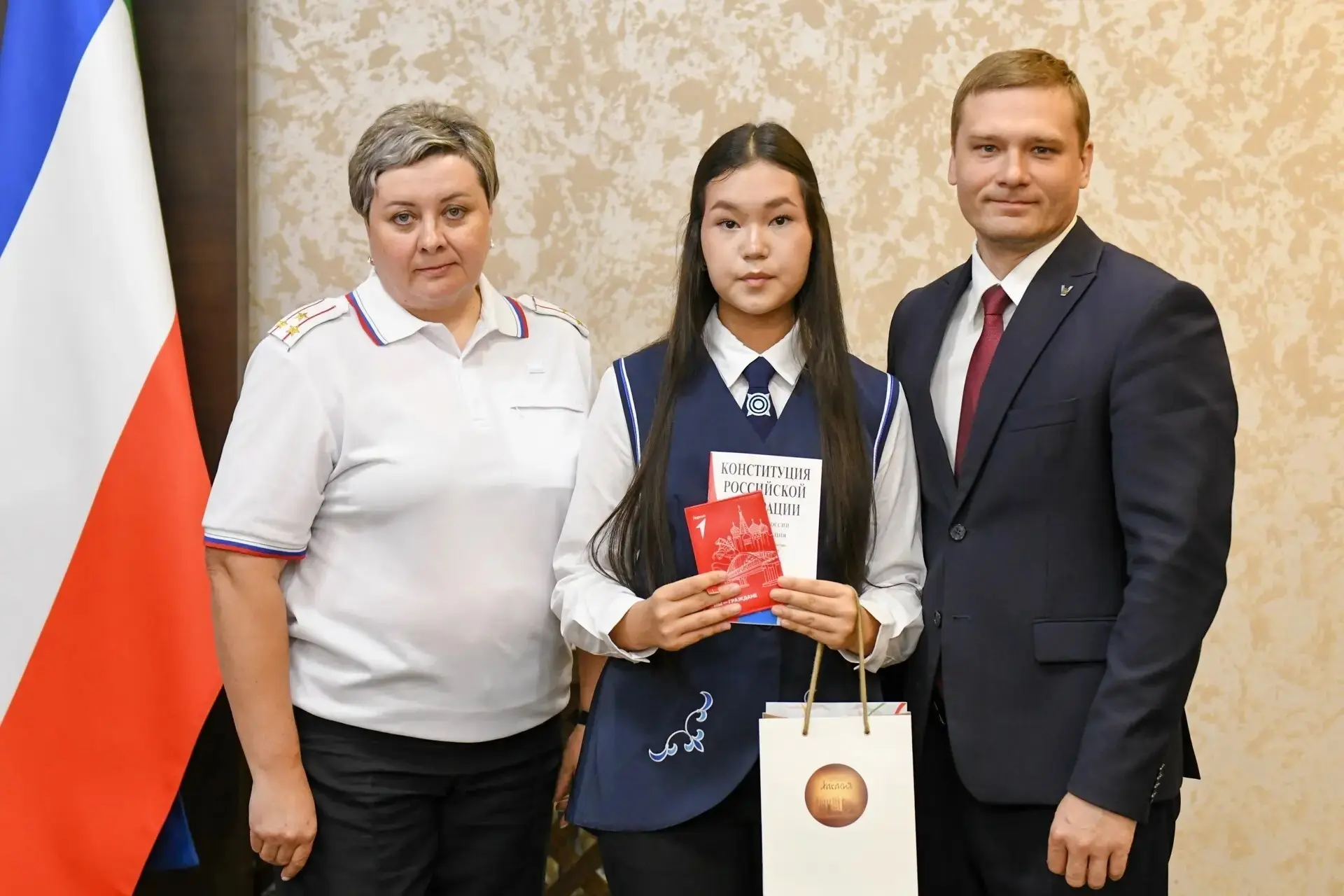 💫 Татьяна Кокова получила паспорт из рук Главы Хакасии