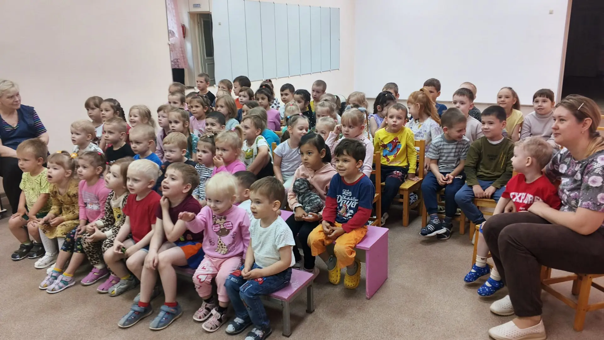 Сегодня в нашем детском саду настоящий праздник! К нам приехал кукольный театр  из со сказкой "Весёл
