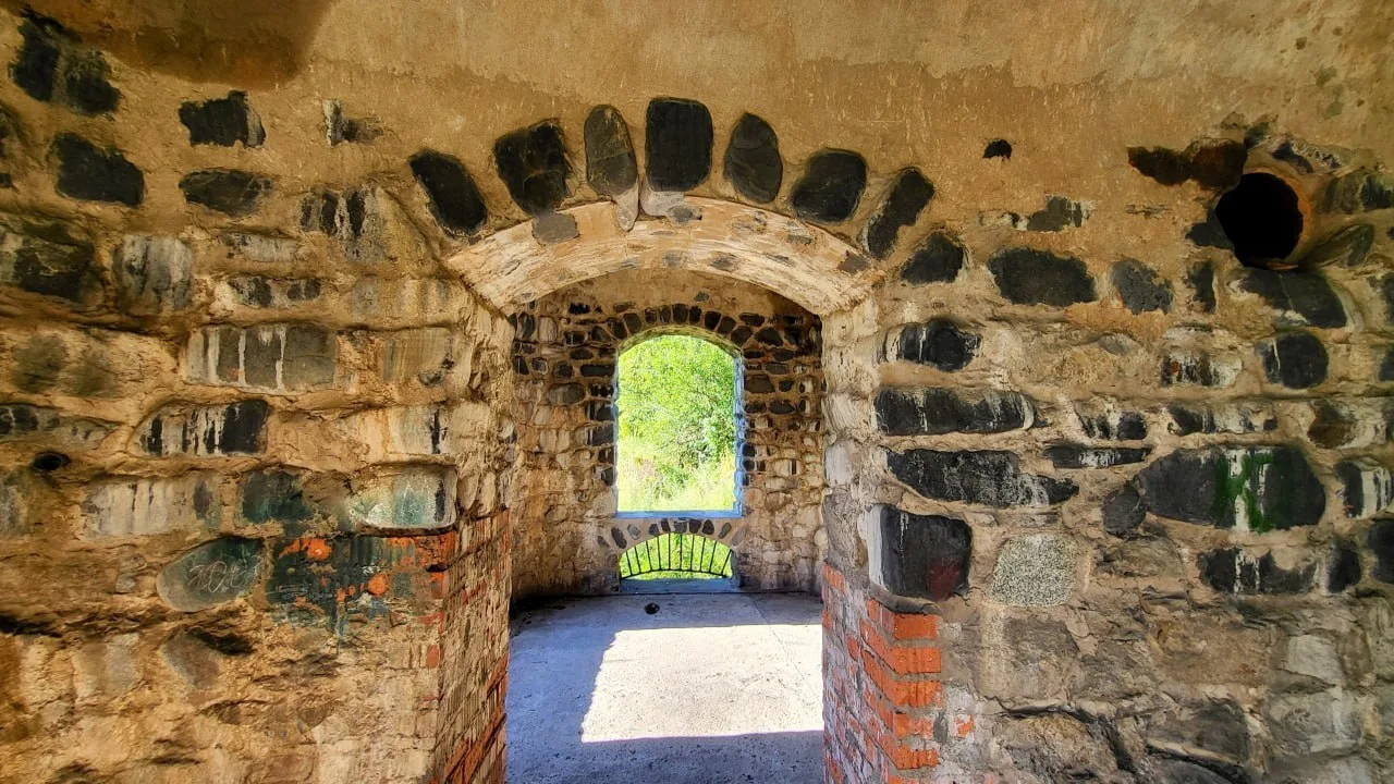 🏰 Замок Оловянникова — каменный силуэт у моря

В посёлке Посьет стоит необычное здание, которое сра