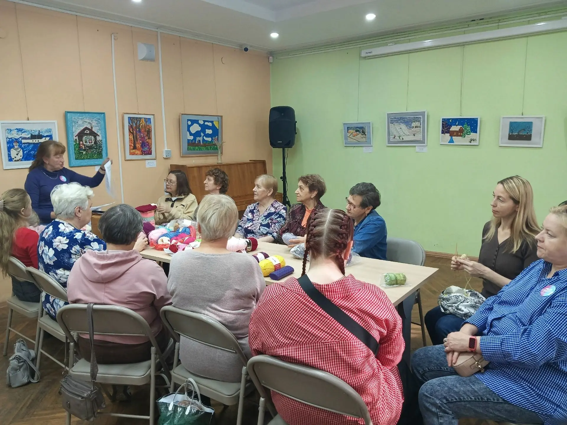 4 октября в читальном зале библиотеки собрались участники клуба "28 петель". Во время в...