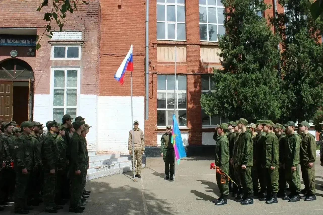 🇷🇺 Торжественное открытие военных учебных сборов в 34-й школе! 🪖  Вчера в СОШ №34 для учеников 10-х 