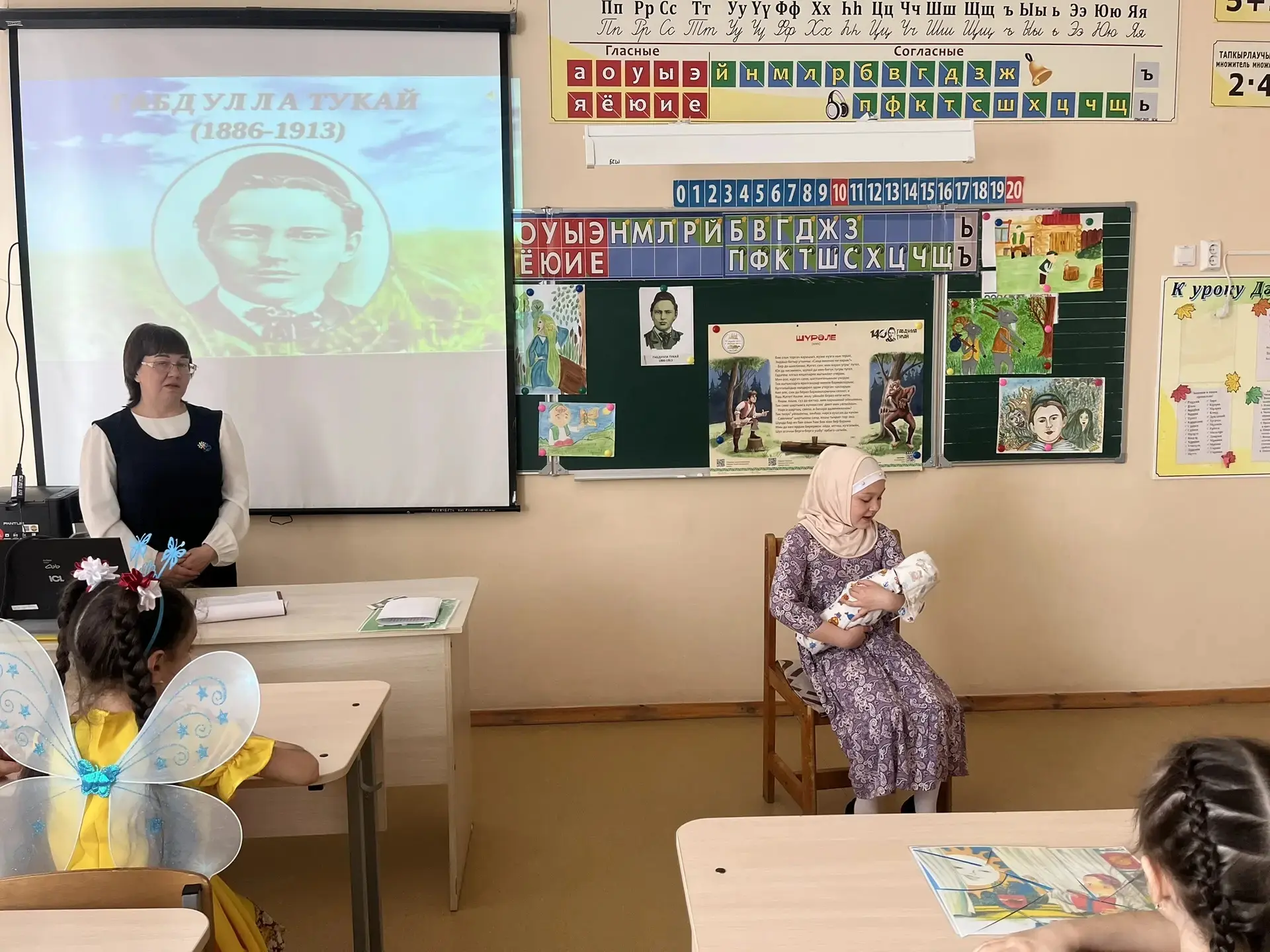 Мәктәбебездә Туган тел атналыгы һәм Тукайның 140 еллыгы📚  Габдулла Тукайның тууына 140 ел тулу уңаен