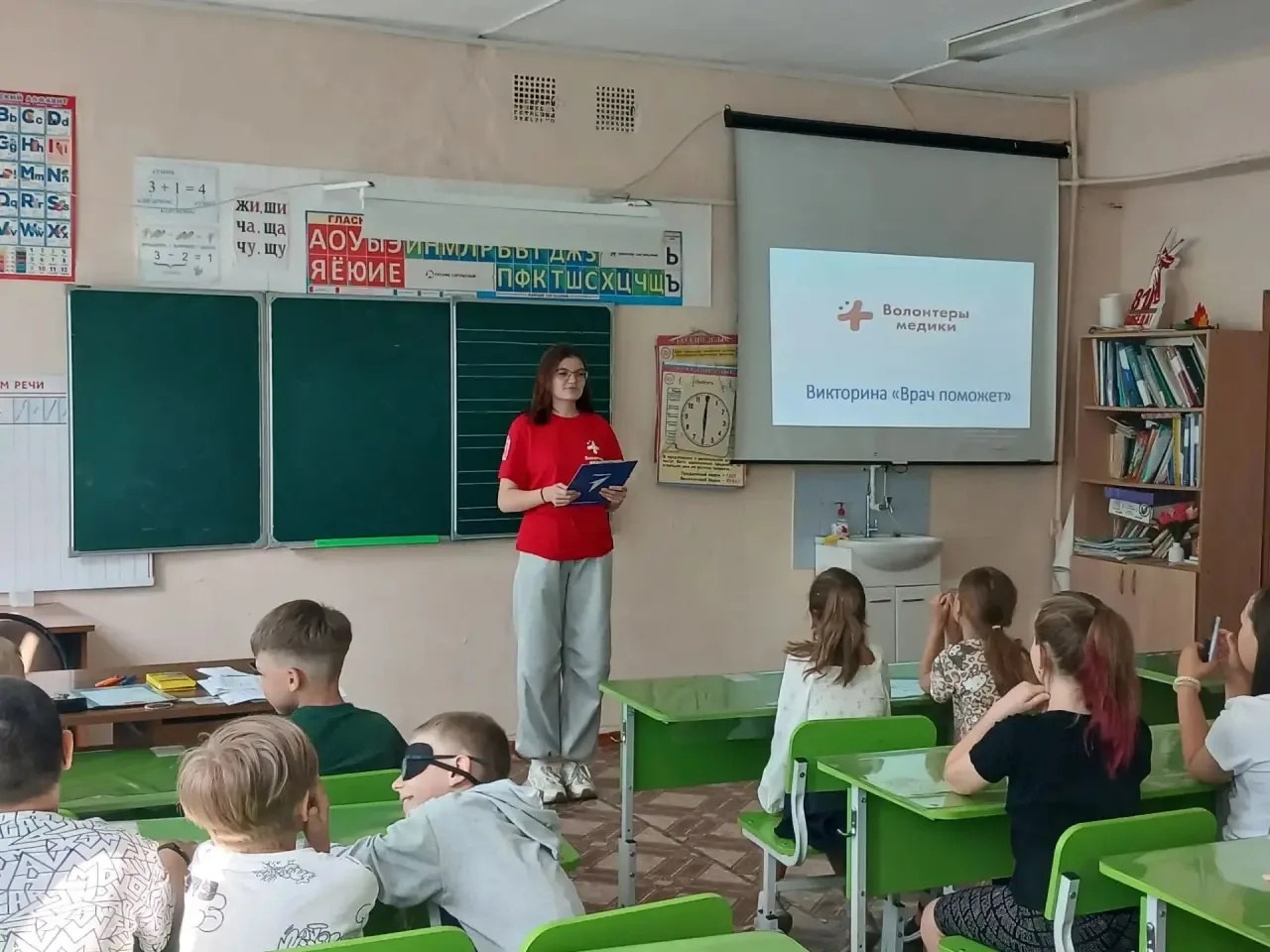 К нашим ребятам приходили волонтеры-медики и провели профориентационную викторину под названием «Вра