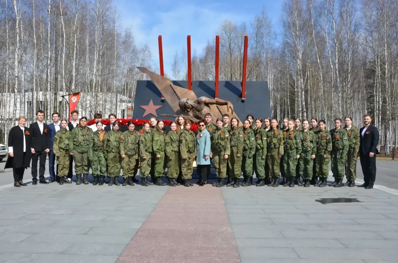 🎗️В преддверии 9 Мая обучающиеся школы №12 возложили цветы к Мемориалу воинам-землякам...