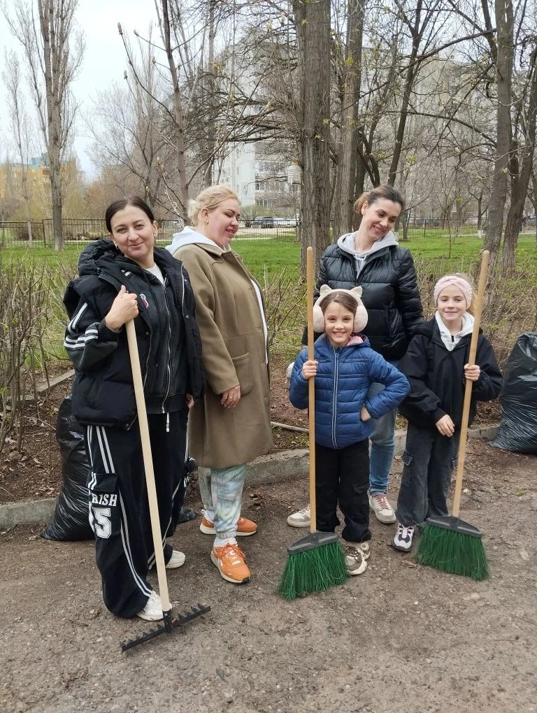 Никакая прохлада и ветер не помешали сегодня педагогам, родителям и ученикам выйти на субботник🫡 с к