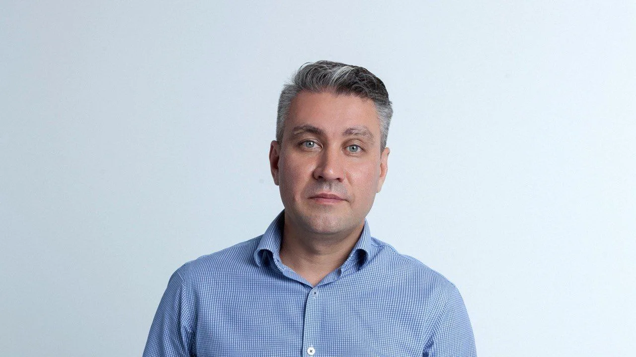 ▪️ Салон умер. Да здравствует точка доверия.

Два года назад мы брали интервью у Дениса Голещихина, 