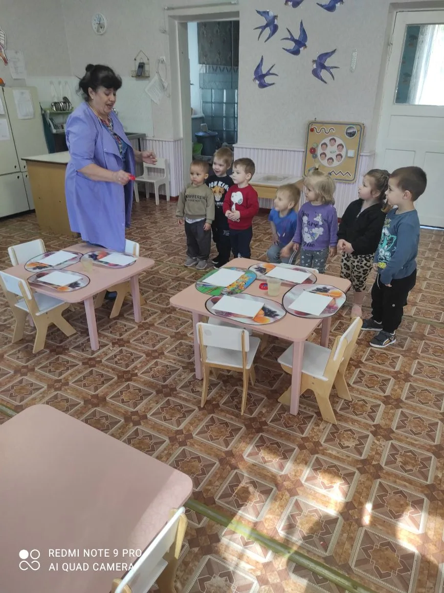 Подготовительная работа с детьми ясельной группы перед рисованием  красками.
