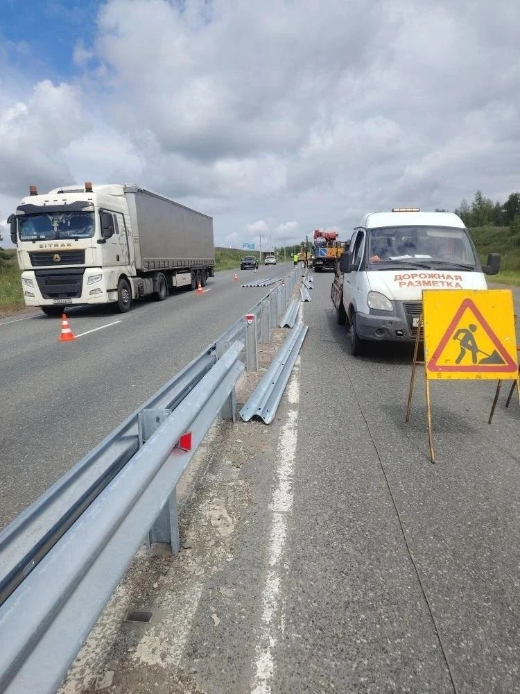 🚧 На трассе Ижевск — Воткинск начали устанавливать новое барьерное ограждение.