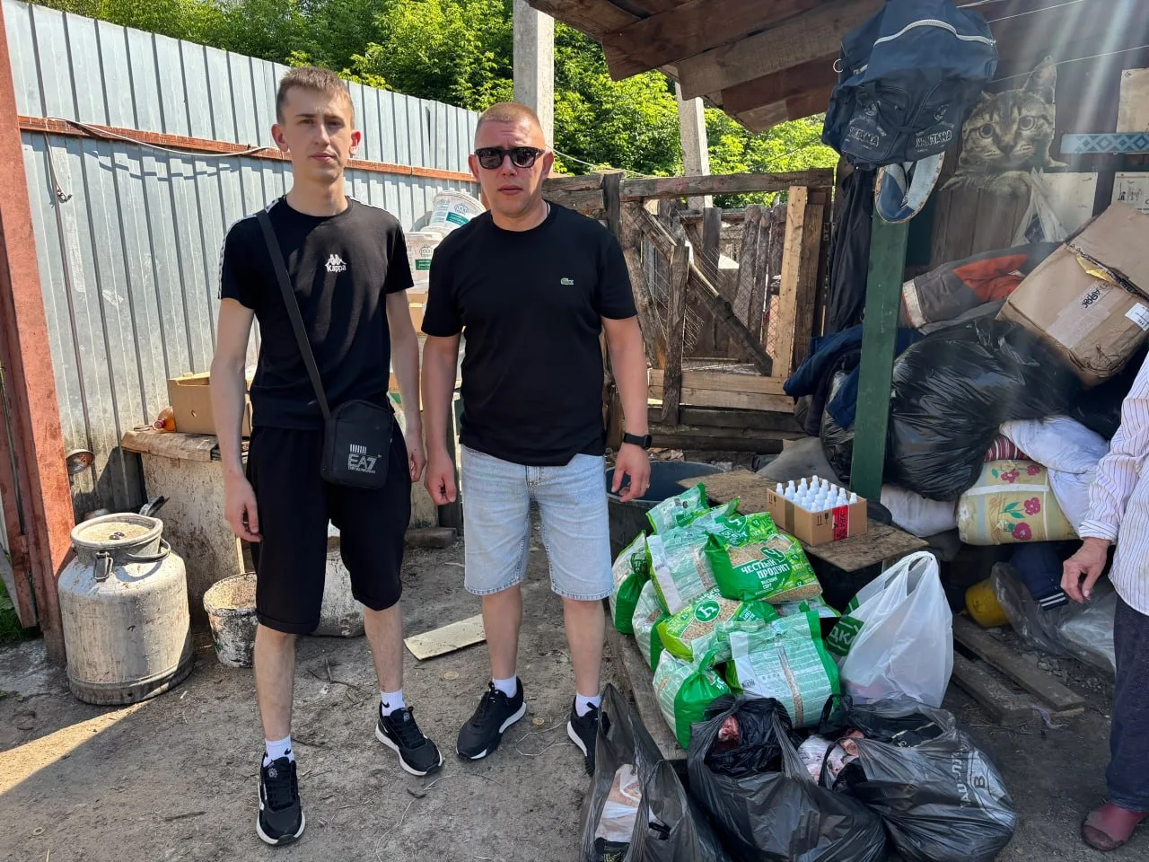 🐾 Делать мир добрее: Молодёжка ЛДПР привезла помощь в шадринский приют для животных
Активисты Шадри