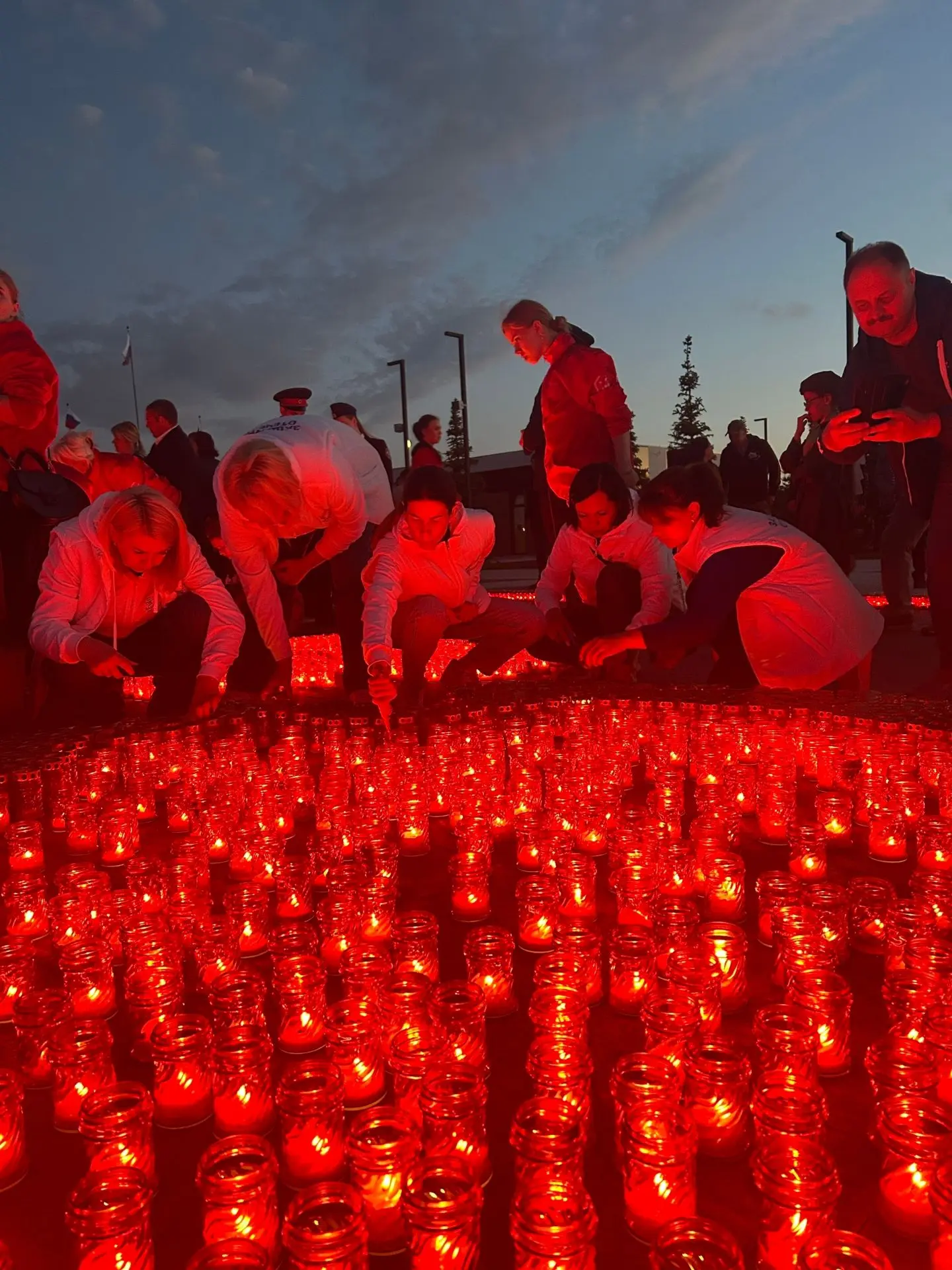 В ночь на 22 июня Мемориал озарили тысячи свечей. У подножия памятника в память о мирных жертвах нац