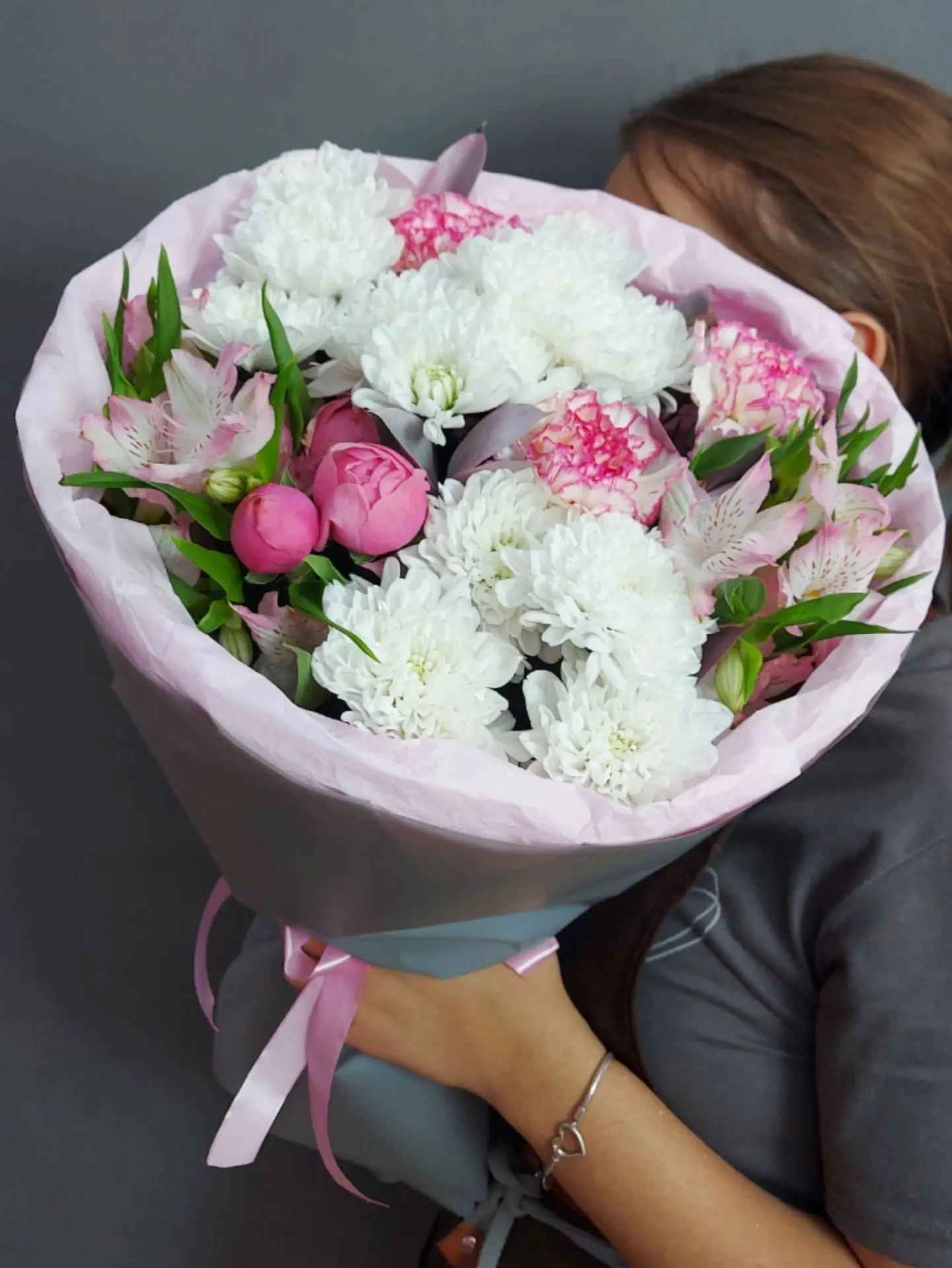 🌸Авторский букет в нежной гамме с кустовыми пионовидными розами сорта "Сильва Пинк"