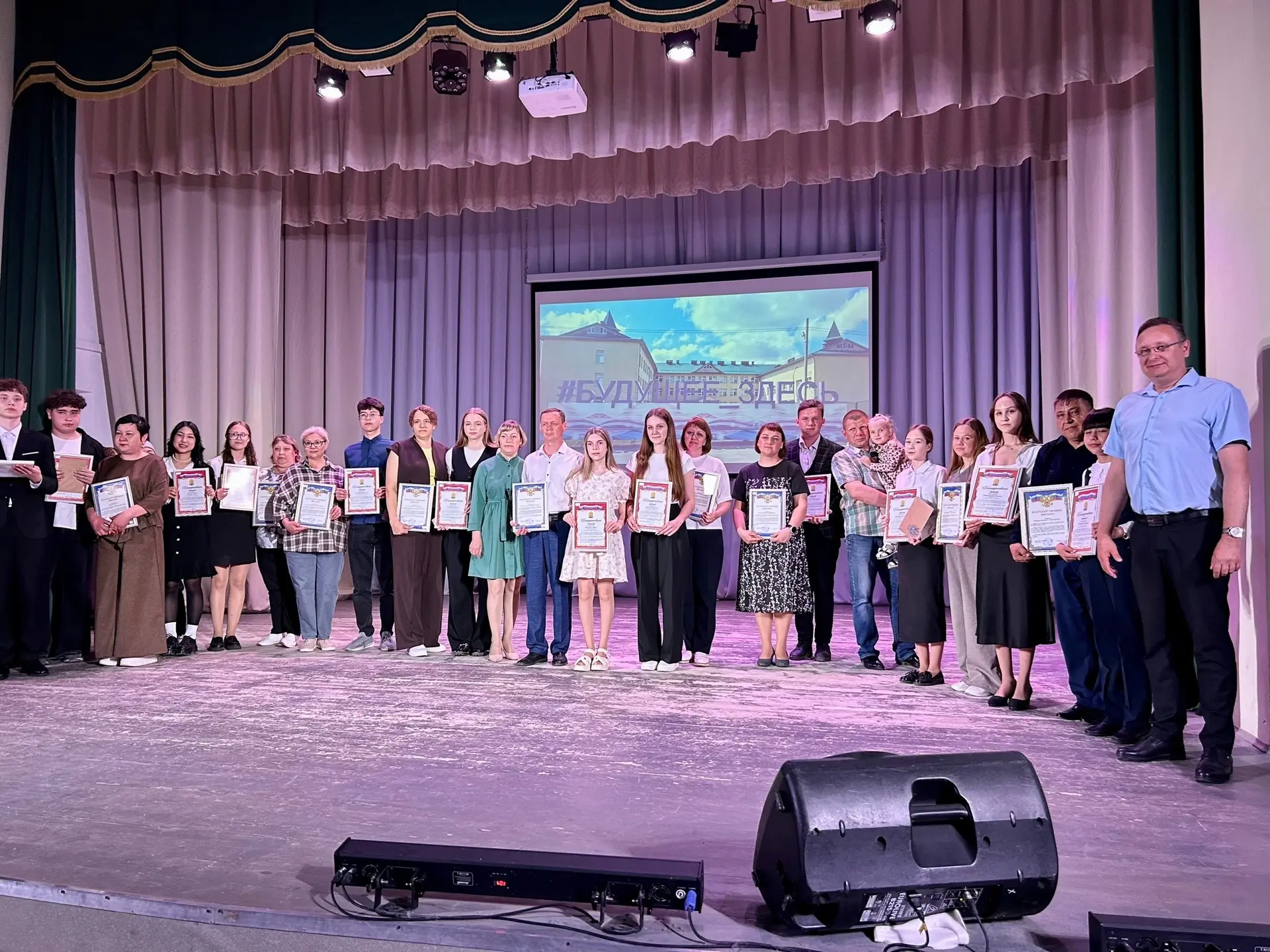 🏆 Умники и умницы нашего округа: в Октябрьском ДК чествовали юных гениев!