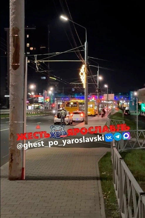2 машины пострадали на Московском проспекте из-за открытого люка, сообщает подписчик.