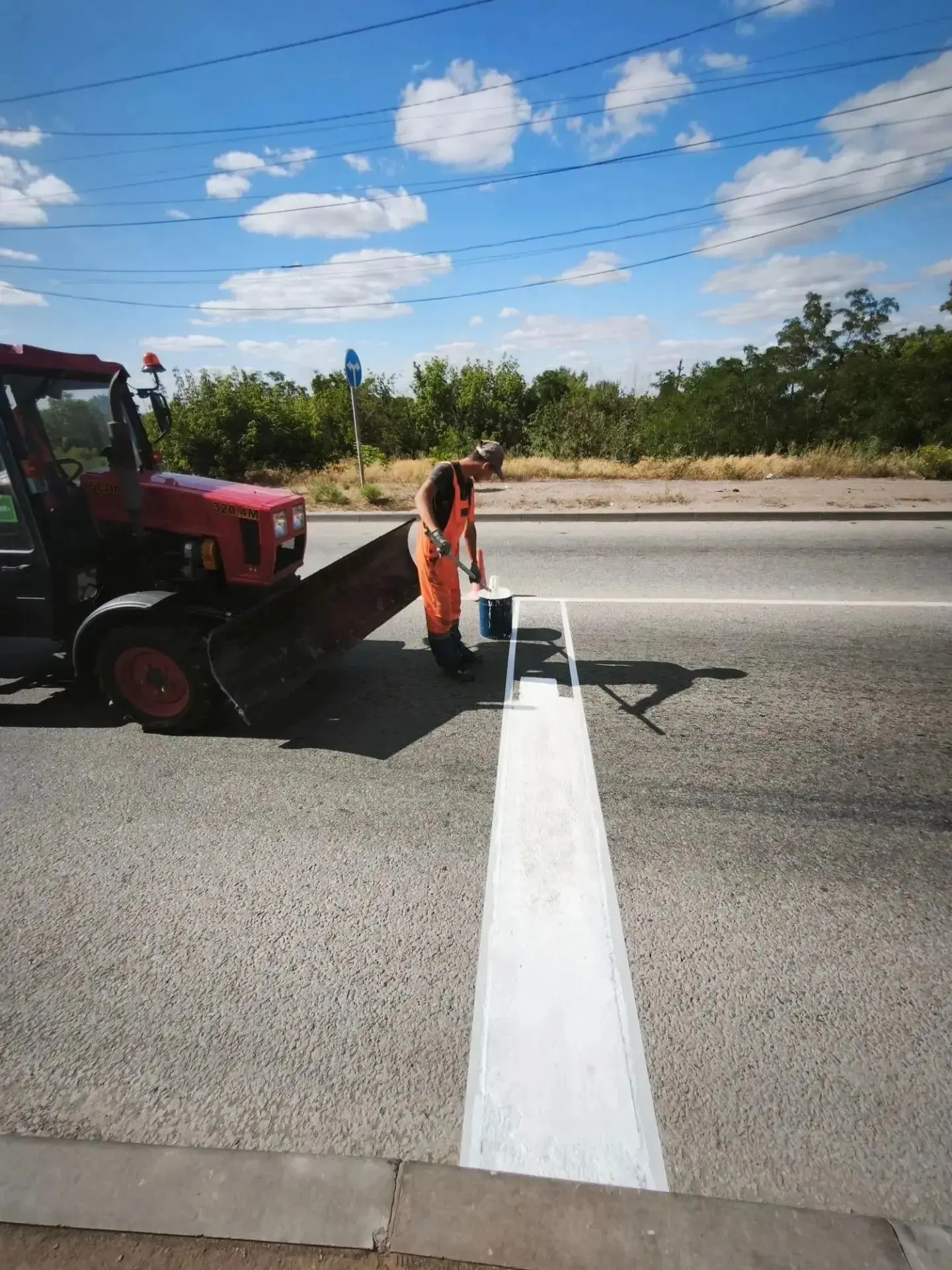 🛣️ На дороге Михайловка – Стаханов – Золотое кипит работа! Дорожные службы продолжают обновление ра