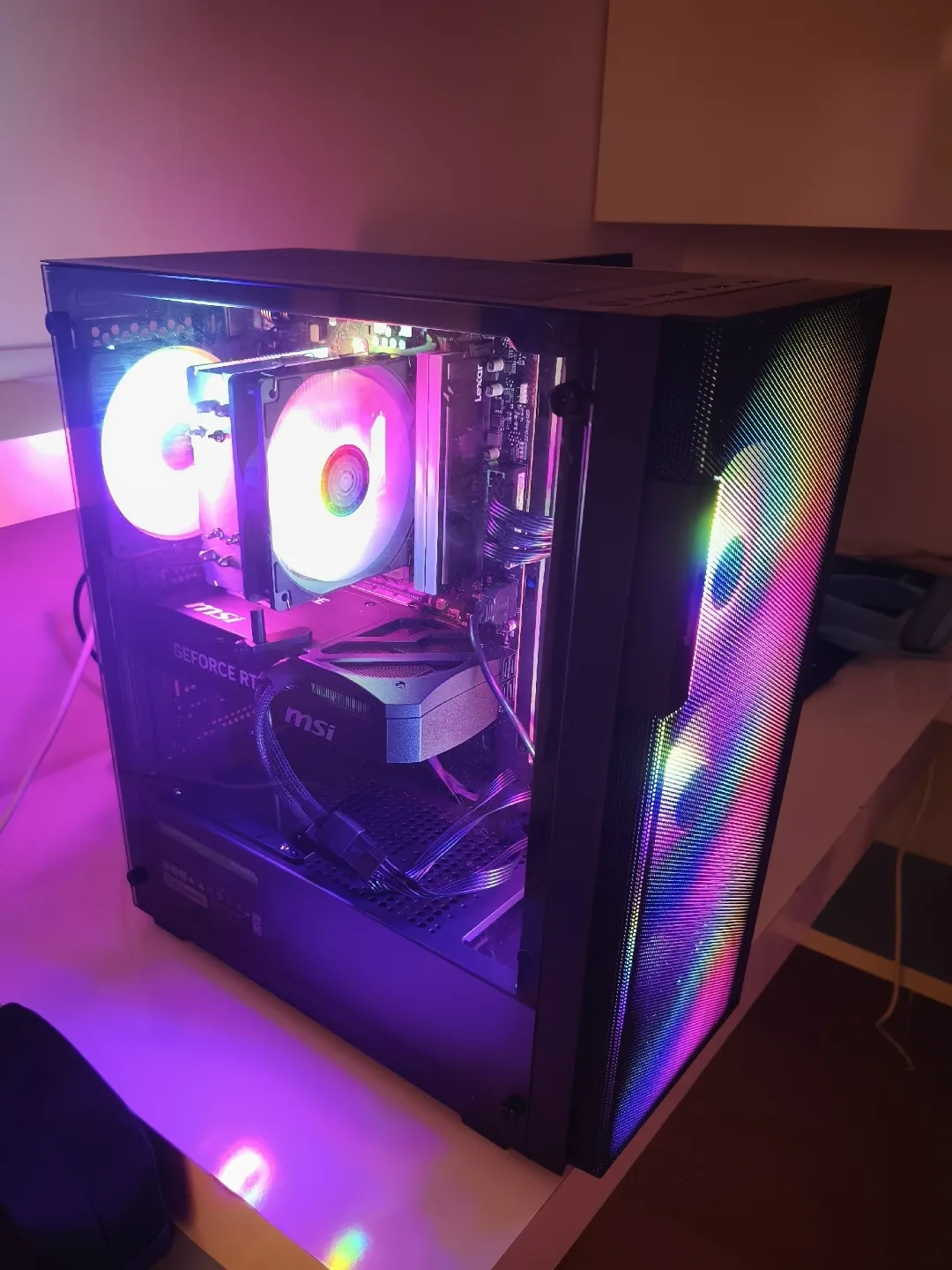 На оценку:
AMD Ryzen 5 7600
MSI PRO B650M-B
MSI GeForce RTX 5070 12G Shadow 2X OC
2 x Lexar THOR RGB