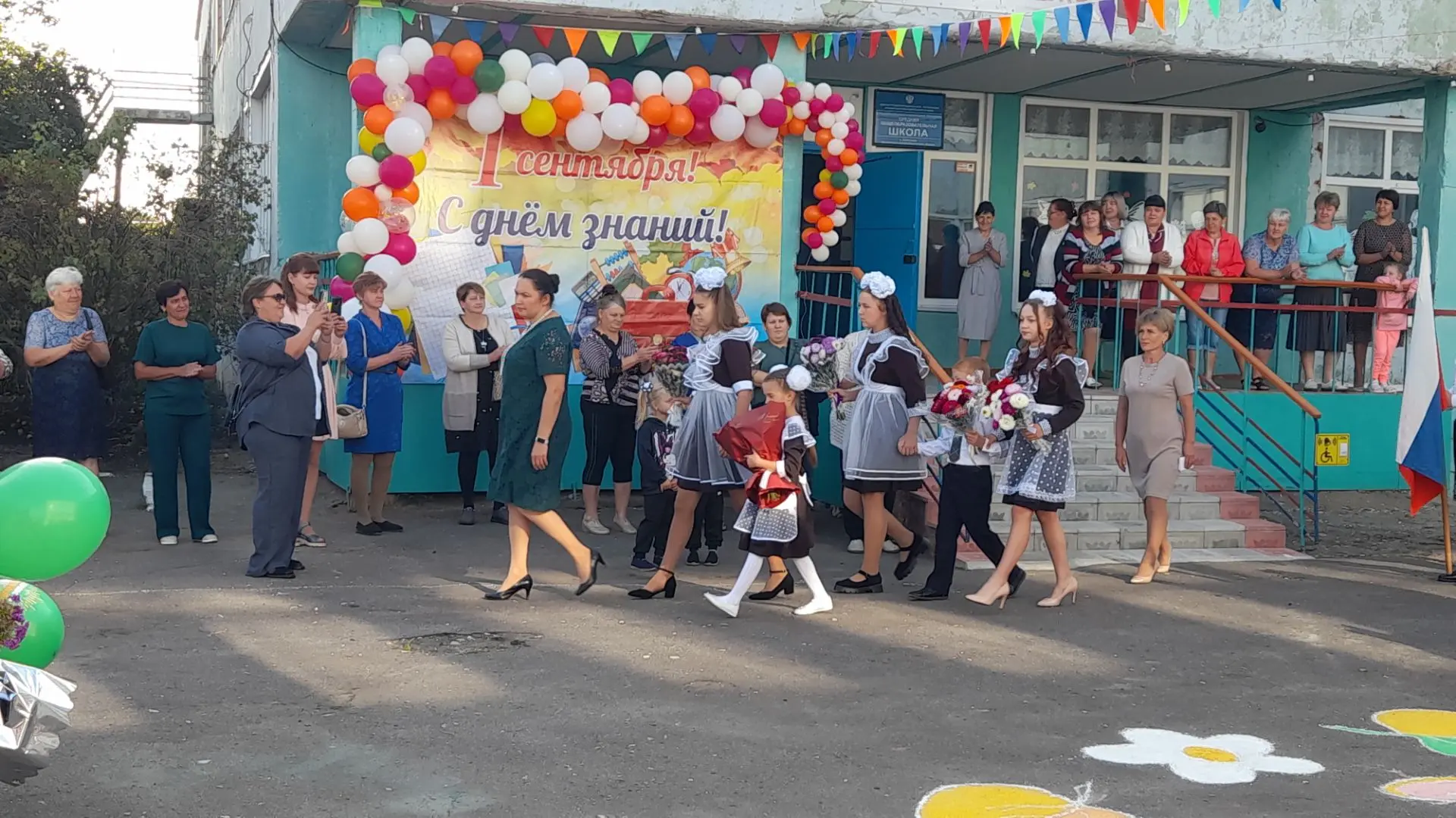 Сегодня школьный двор наполнился радостным смехом и праздничной атмосферой — мы торжест...