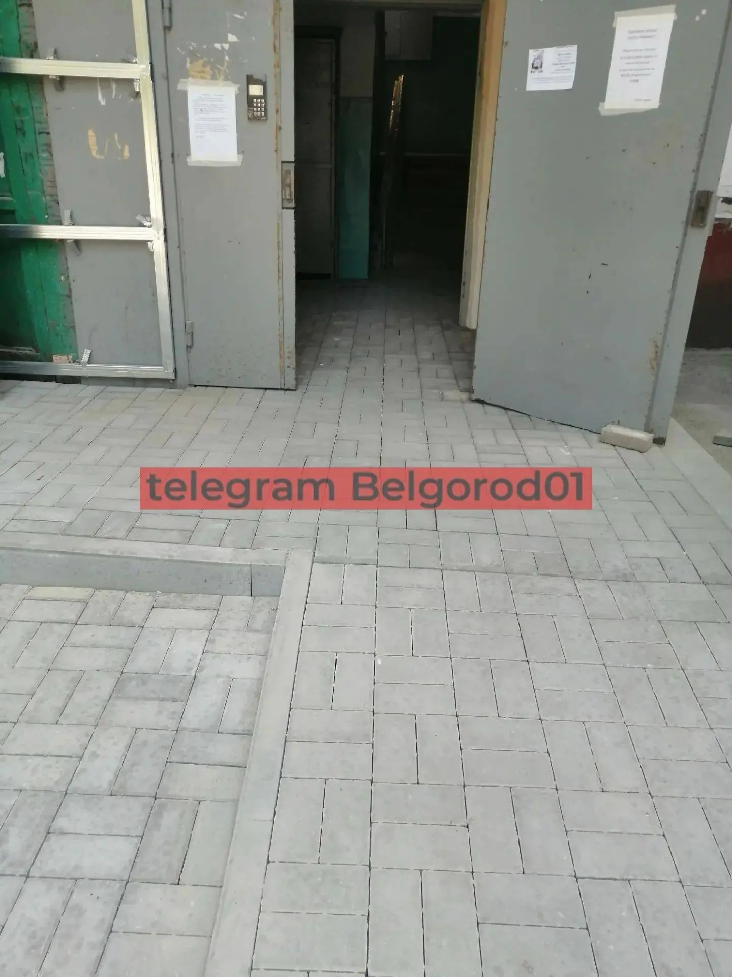 Пол подъезда на Костюкова, 79/2, выложили тротуарной плиткой.

Наверное, подсмотрели на Губкина, 24/