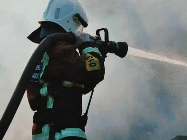 🔥 В Шахтах при пожаре в многоэтажке в Машзаводе эвакуировали 15 человек