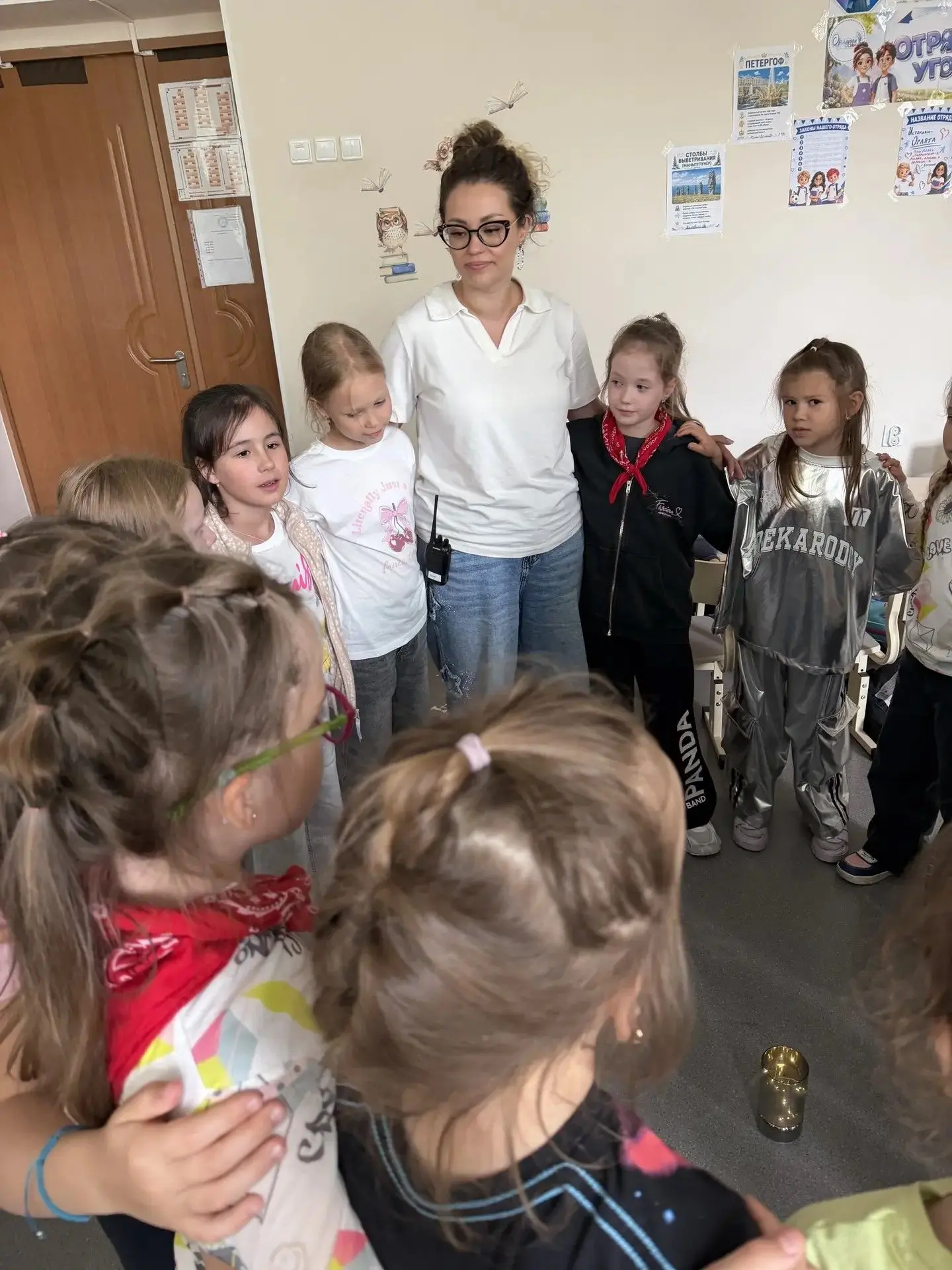 Слева друг и справа друг,
Чуть качнётся орлятский круг.
Тут лишь о главном услышишь слова.
Руки в ра
