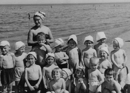 Солнце, море, панамка.
Просто детство золотое

https://max.ru/sovietdetstvo