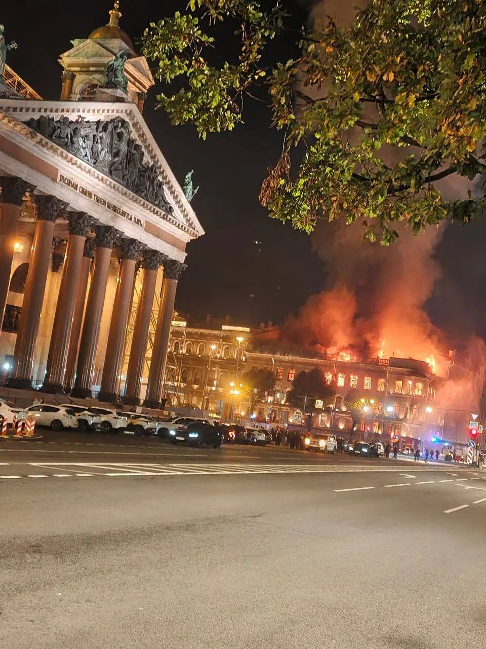В центре Петербурга масштабный ПОЖАР🔥 — рядом с Исаакиевским собором загорелся историч...