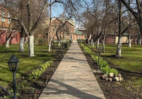 Трудовой академический десант навел порядок в подшефных вузу учреждениях: были вымыты окна, убрана п