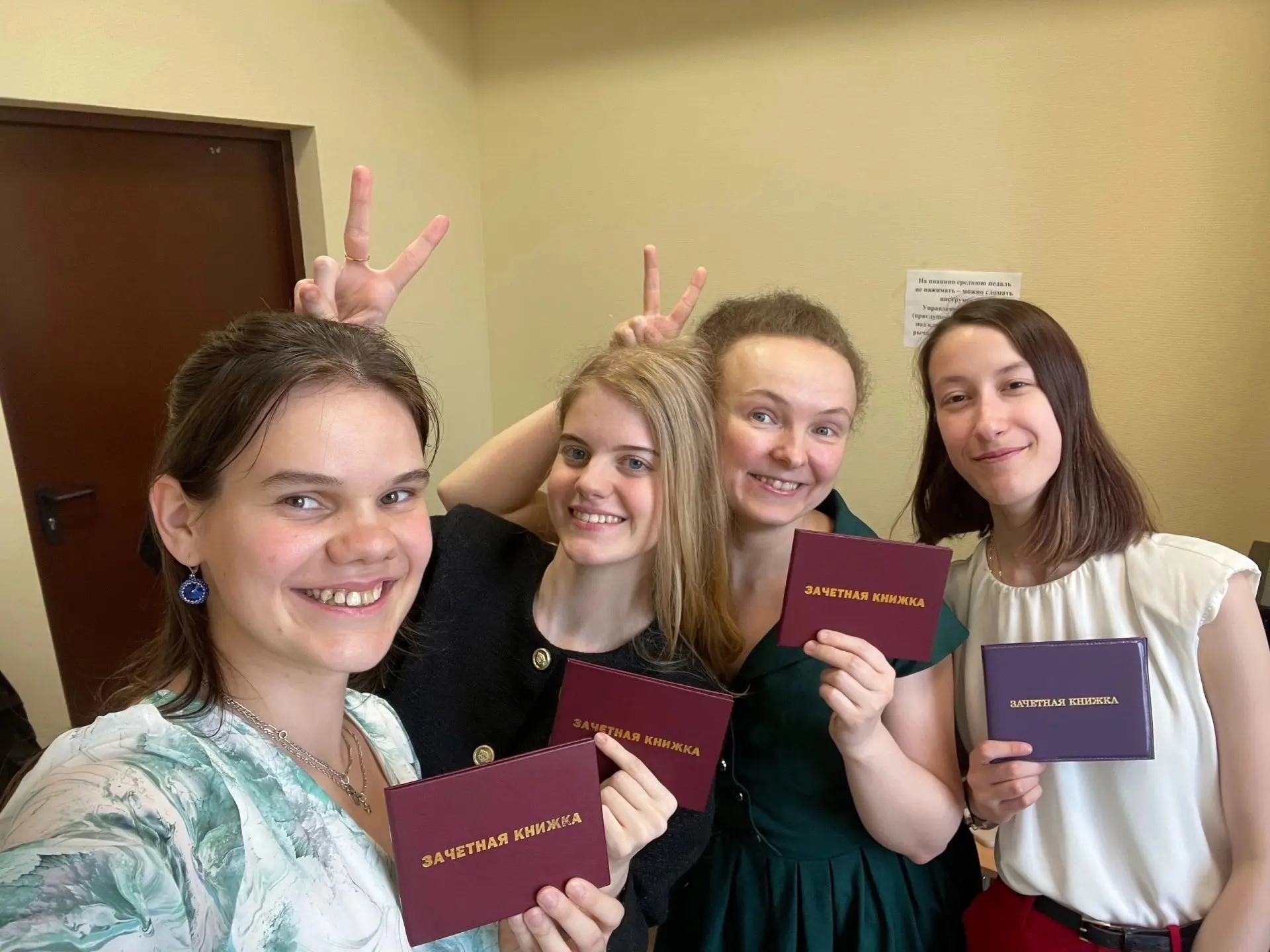 Пост №1.Рубрика ПОСТУПЛЕНИЯ в ВУЗы)👨‍🎓ТЕОРЕТИКИ.

Самый малочисленный и эрудированный отдел выпуст