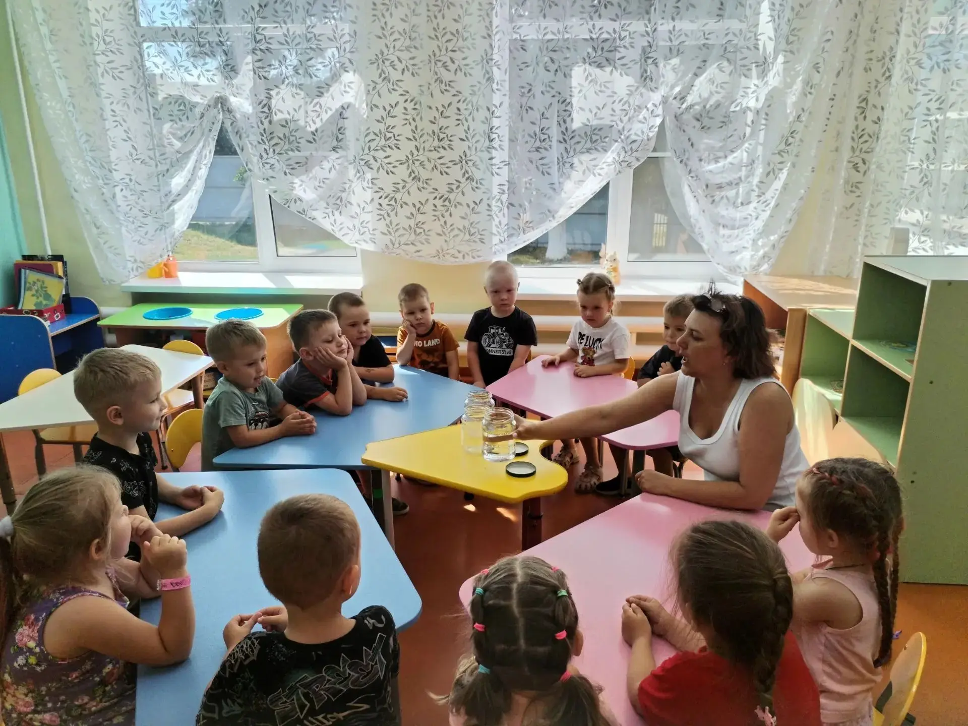 Ребята средней группы конпенсирующей направленности "Подсолнушки", провели очень простой опыт с водо