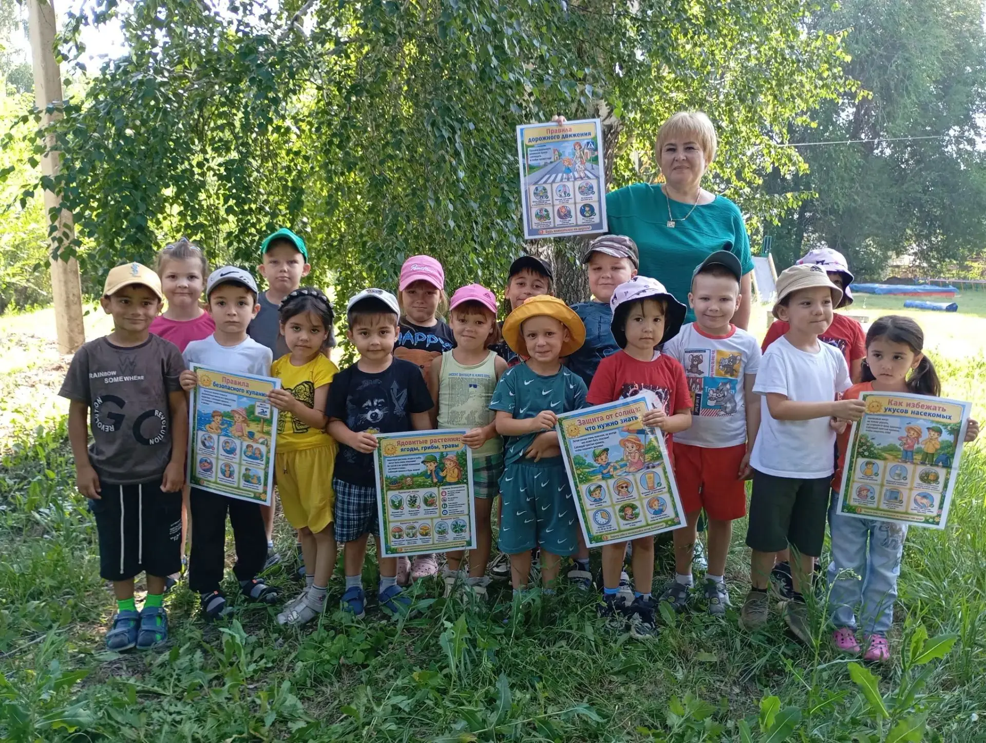Третий день "Недели безопасности" в старшей группе был посвящён безопасному поведение детей летом.