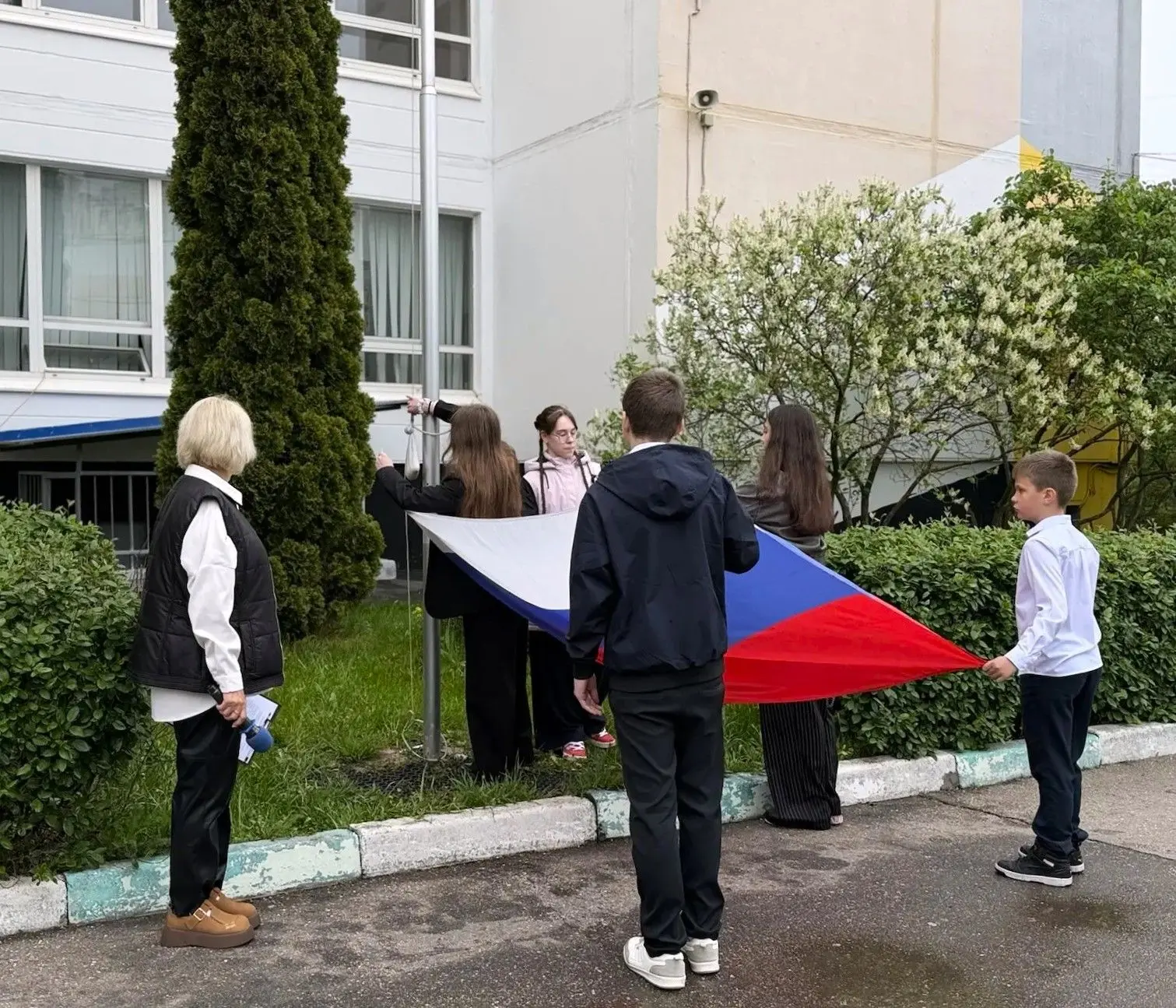 Учебная неделя началась с гордости, творчества и новых впечатлений!  🇷🇺 По доброй традиции первый уч