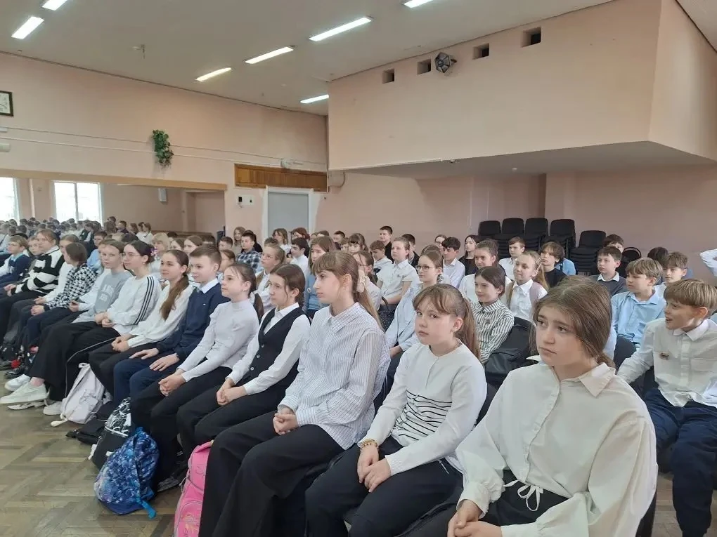 🎭 Размышляем о важном с театральной студией «Закулисье»   📱 Ученики 5-х классов посмотрели постановк