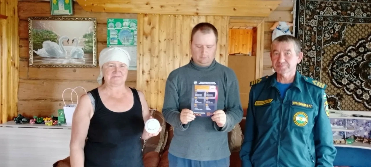 В Петропавловском сельском поселении совместно с инструктором по пожарной безопасности ...