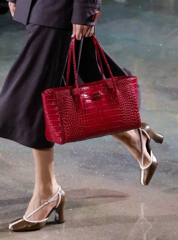 С приходом Мэтью Блейзи в Chanel сумки стали целым отдельным событием ! Он не ломает каноны бренда ,