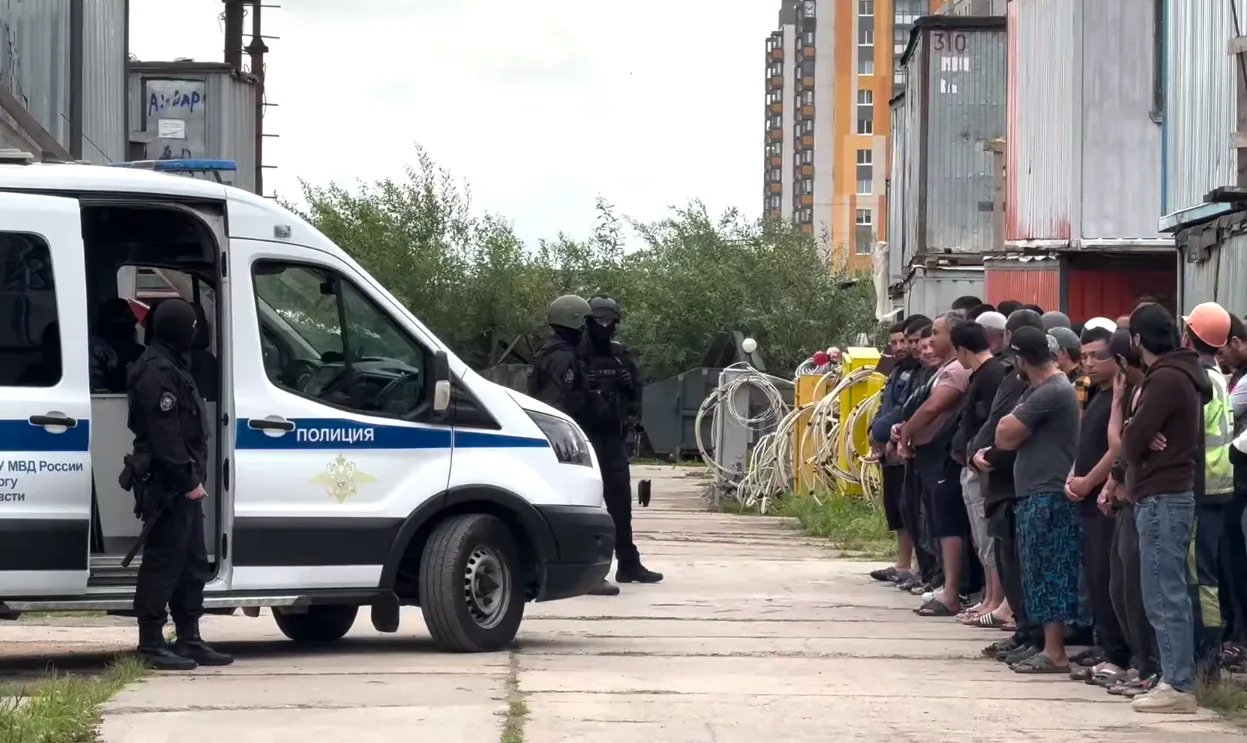 Десятки мигрантов доставили в полицию после рейдов на стройках Ленобласти

Масштабный миграционный р