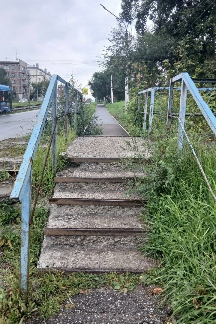 Идёшь такой по улице и бац - препятствие 

🏗 Разрушающая лестница расположилась прямо напротив дома