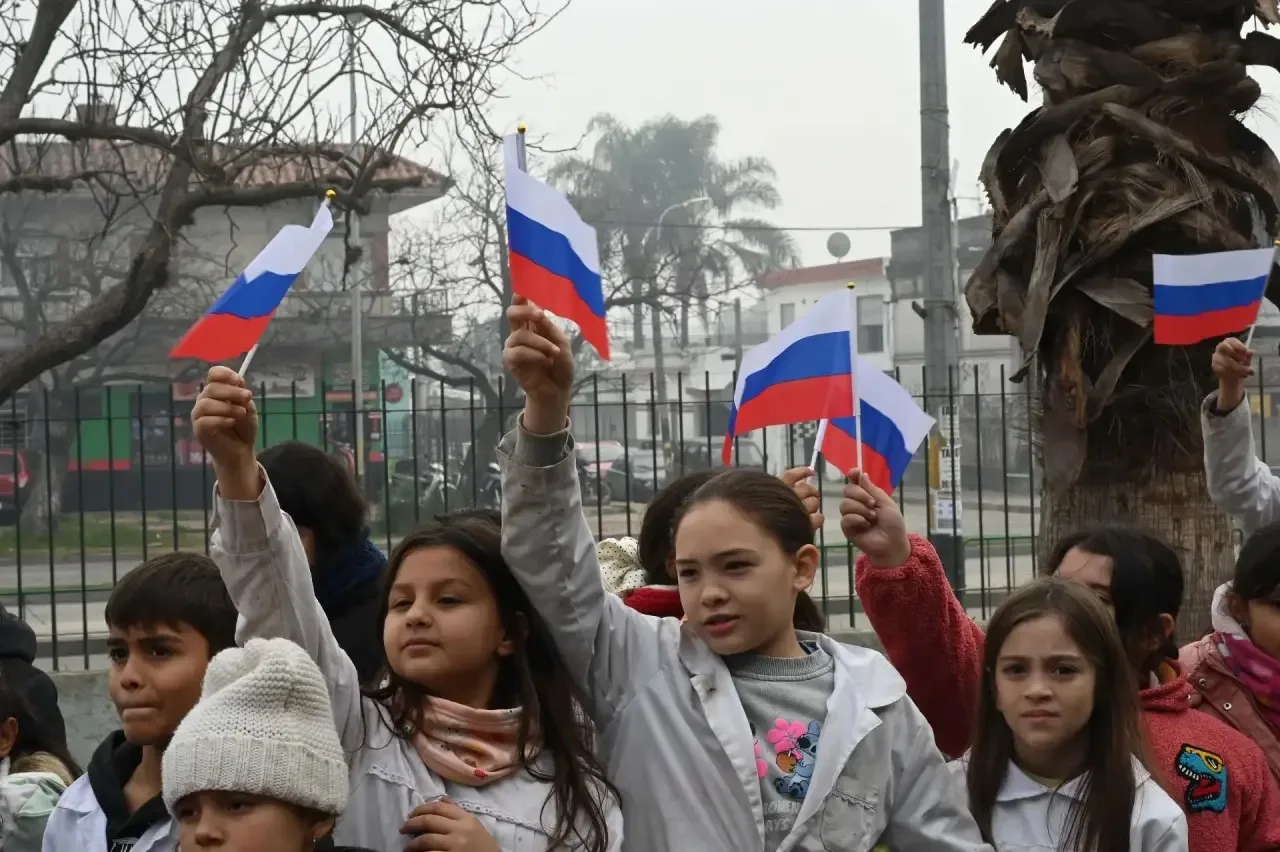 🇷🇺🇺🇾 Самый большой мурал, посвященный России, открылся в столице Уругвая Монтевидео

"Уникальное