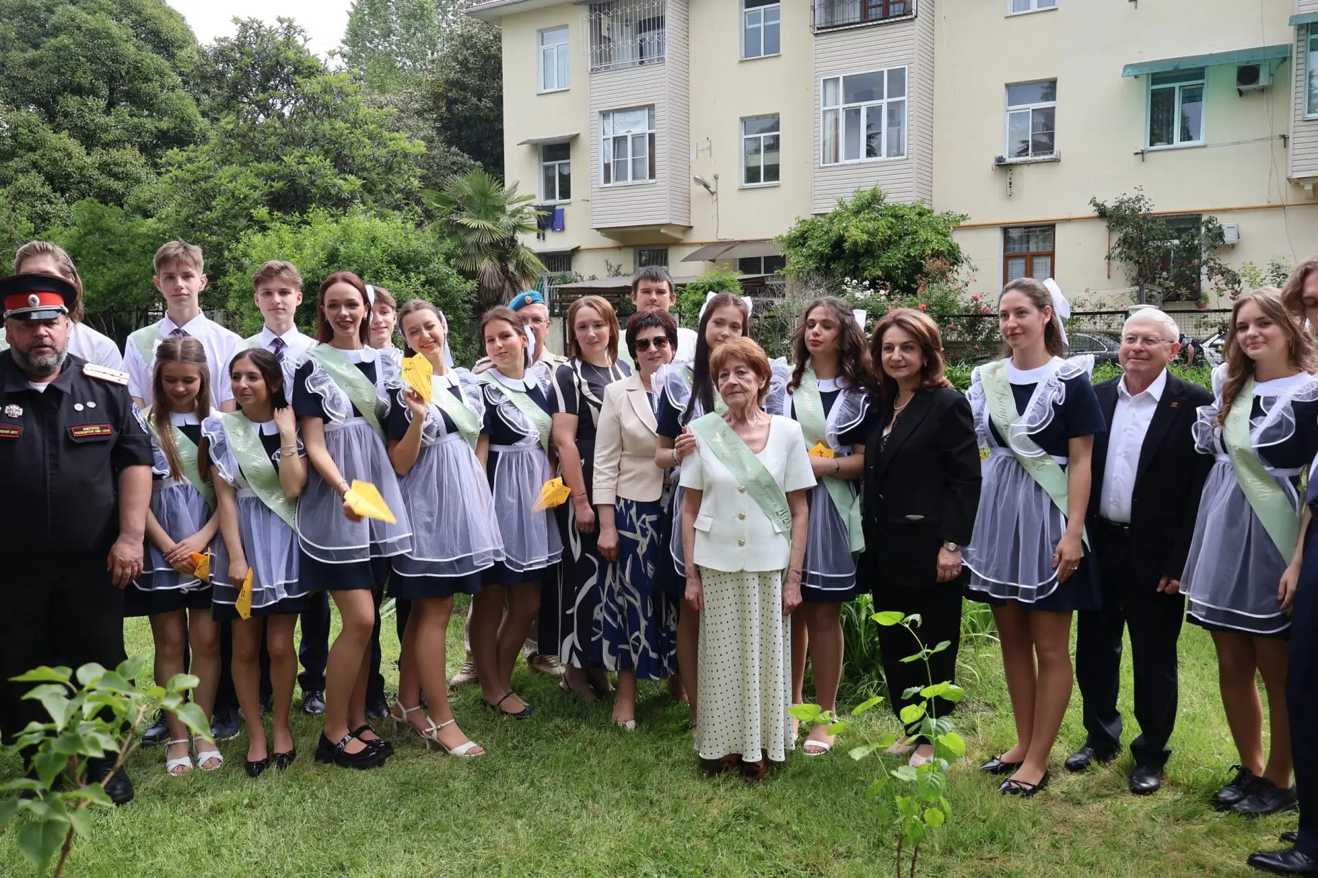 Прозвенел последний звонок 🔔, и закончился последний урок... 📐✏📚    Или всё только начинается? Конеч